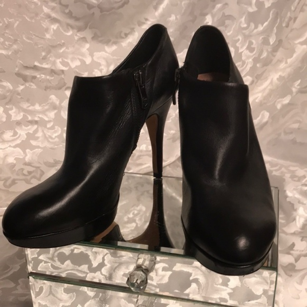 Vince Camuto black leather shoe ankle boot size 8 3 inch heel 1 inch platform